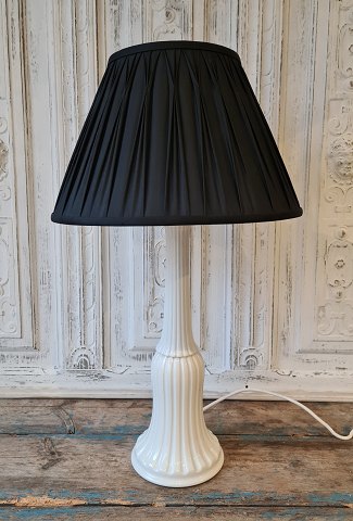 B&G bordlampe i hvidt riflet porcelæn 45 cm.