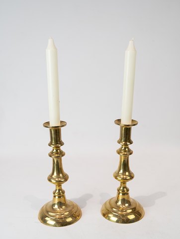 A set of candlesticks of brass from England, in great used condition from the 
1860s.
5000m2 showroom.