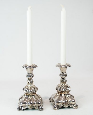 A set of silvered rococo candlesticks, in great used condition from the 1920s.
5000m2 showroom.