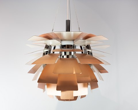 Artichoke, Ø48, of copper designed by Poul Henningsen in 1958 and manufactured 
by Louis Poulsen. 
5000m2 showroom.
