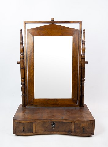 Drawer with mirror of mahogany, in great antique condition from the 1840s. 
5000m2 showroom.
