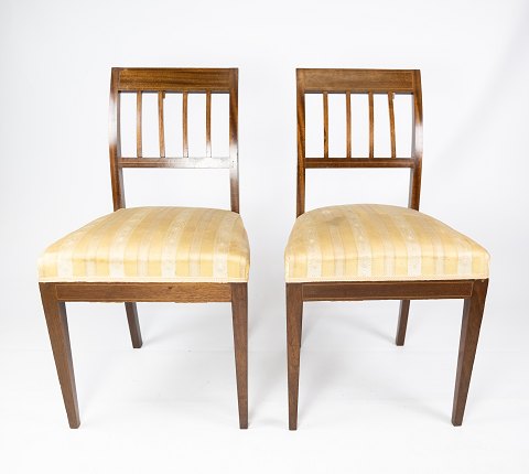 A pair of dining room chairs of mahogany with inlaid wood upholstered with light 
fabric from the 1920s.
5000m2 showroom.