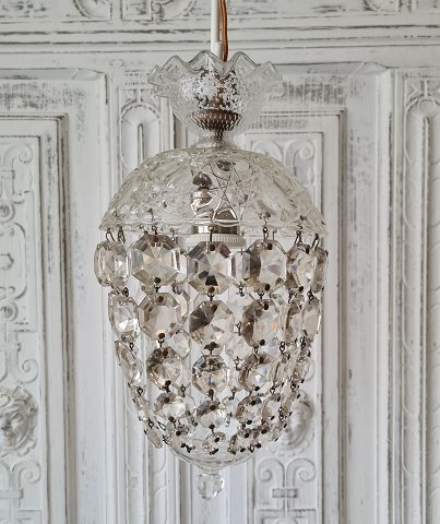 Beautiful small sack-shaped crystal chandelier, diameter 16 cm.