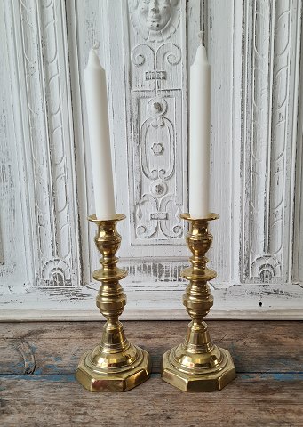 Pair of 1800s English brass candlesticks 20.5 cm.