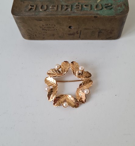 Brooch in 14 kt gold shaped like leaves with pearls