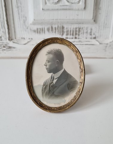 Beautiful old oval picture frame