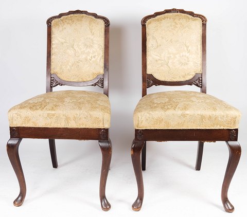 Set of dining room chairs of oak and upholstered with light fabric, in great 
antique condition from the 1930s.
5000m2 showroom.