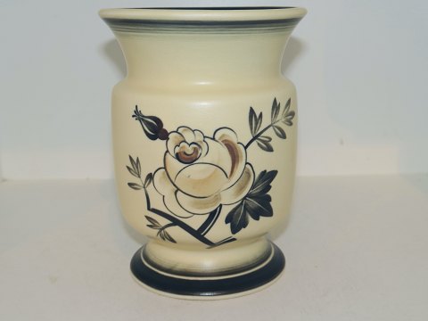 Aluminia Matte Porcelain
Vase with rose