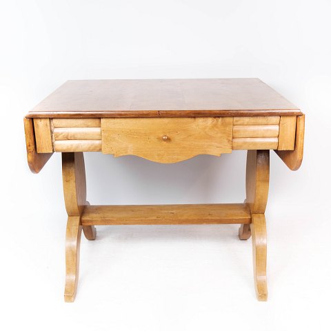 Dining table with extensions of birchwood, in great antique condition from 
around 1840. 
5000m2 showroom.