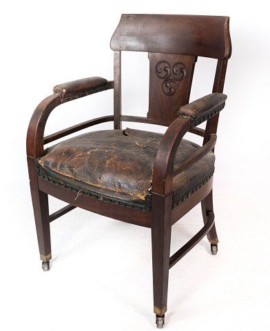 Armchair of mahogany with defective leather seat, from around 1920.
5000m2 showroom.