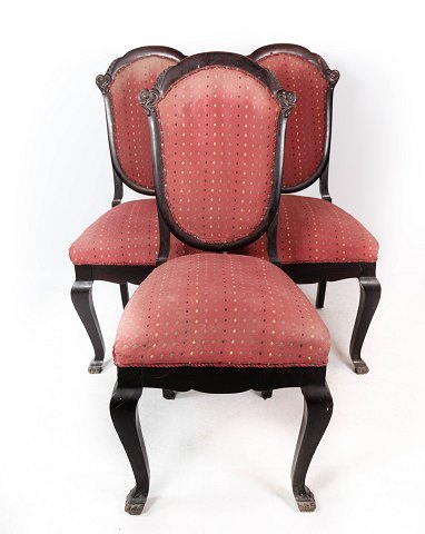Sæt af tre spisestuestole af mahogni og polstret med rødt stof fra omkring 1920.
5000m2 udstilling.