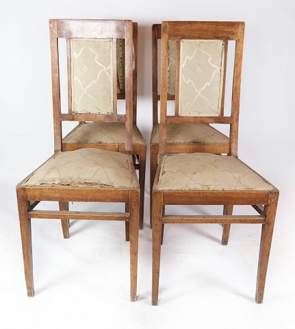 Set of four dining room chairs of mahogany with original upholstery from the 
1920s.
5000m2 showroom.