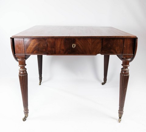 Dining table of mahogany with extension plates, in great antique condition from 
the 1840s.
5000m2 showroom.