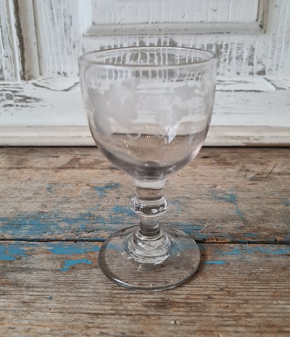 1800s wine glass presumably Mylenberg. Wine glass with round basin on stem with 
button, decorated with wine leaves 10.8 cm.