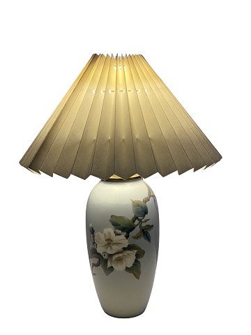 Kgl. porcelæn lampe, nr.: 2655/1224, med blomster motiv og papir skærm. 
5000m2 udstilling.
Flot stand
