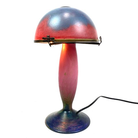 Fransk bordlampe - Glas - Mørke Lilla & Bordeaux farver - Dekoreret Med 
Sommerfugle - Signeret Le Verre Francais - 1920
Flot stand
