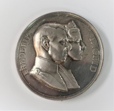 Kronprins Frederik og kronprinsesse Ingrids bryllup 24 maj 1935. Stor 
sølvmedalje. Diameter 55 mm.