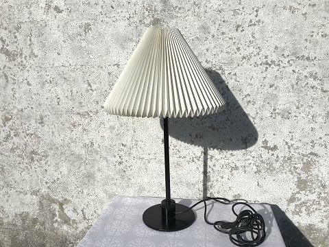 Le klint bordlampe
Med sort metal fod
*2400kr