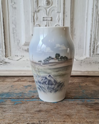 Royal Copenhagen vase no. 2695/2037 dekoreret med landskabsmotiv