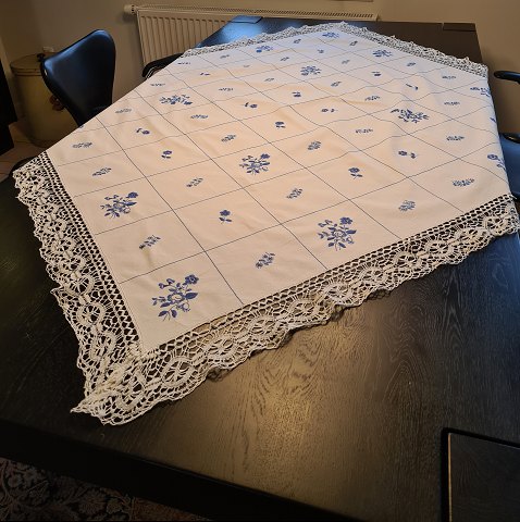 Embroidered tablecloth with Blue Flower pattern 137 x 137 cm.