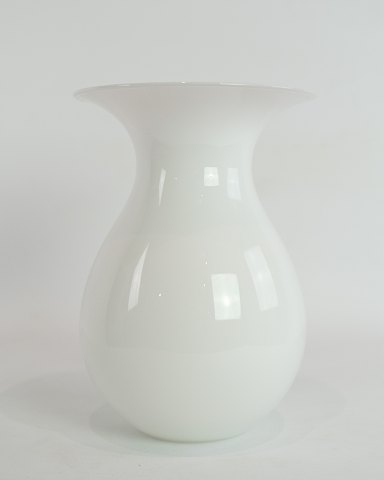 Hvid vase, designet af Holmegaard
Flot stand
