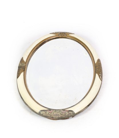 Hvidt ovalt spejl med forgyldte ornamenter fra omkring år 1890