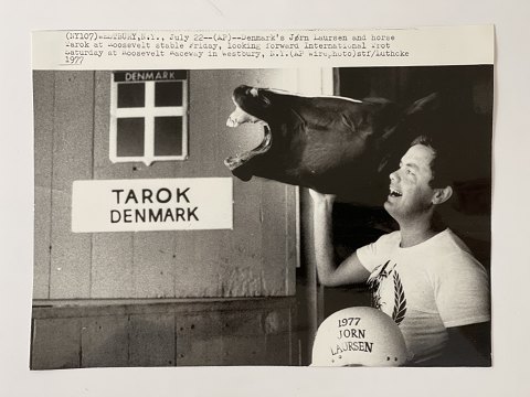 Original Vintage schwarz-weiß AP Wire Foto des trabenden Pferdes Tarok und des 
trabenden Fahrers / Jockeys Jørn Laursen für die Weltmeisterschaften auf dem 
Roosevelt Raceway in New York 1977