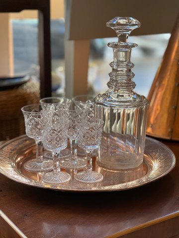 Antique, presumably English, panel cut crystal carafe, Georgian, from the 19th 
century with mushroom-shaped stopper