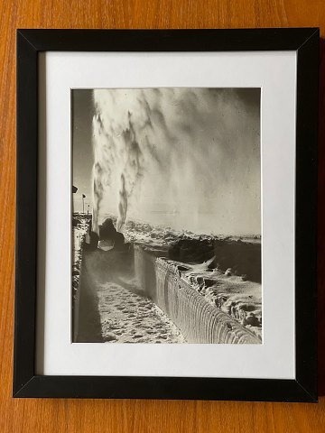 Originalt sort-hvidt vintage foto fra Grønland i 1955 af en såkaldt Peter Snow 
Miller maskine, som den amerikanske hær brugte til at grave dybe render i 
indlandsisen under den kolde krig.