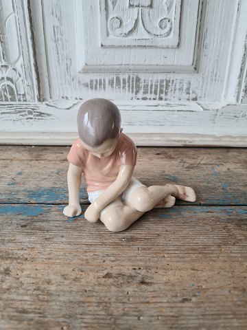 B&G figure - Sitting boy No. 1671