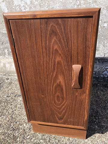 Nachttisch
Kleiner Schrank
Teak
DKK 475,-