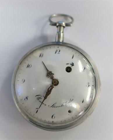 Öhmann, Stockholm. Silberne Taschenuhr. Die Uhr funktioniert. Durchmesser 60mm. 
Das Zifferblatt hat kleine Beschädigung. Schlüssel enthalten.