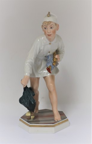 Bing & Gröndahl. Porzellanfigur. Sandmännchen in Farben. Modell Nr. (8052). Höhe 
23 cm. (1 Wahl)