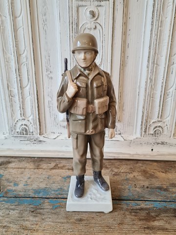 B&G figur - Soldat i kampuniform no. 2444