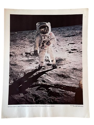 Originalt og ikonisk NASA farveoffsetfotografi af astronaut Edwin Aldrin stående 
på månen i 1969. I visiret på hans hjelm ses den 1. mand på månen Neil Armstrong 
samt Apollo 11 landingsmodulet