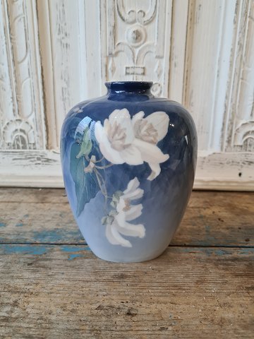 Royal Copenhagen Art Nouveau vase dekoreret med æblegren i blomst no. 134D