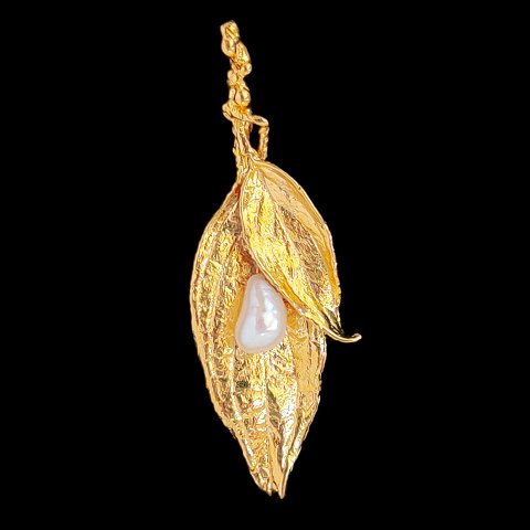 Jean Larsen; A pendant of 18k gold set with a pearl