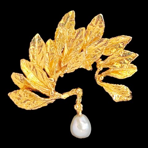 Jean Larsen; A pendant of 18k gold set with a pearl