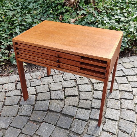 Illum Wikkelsø; A small table with three folding tables, teak