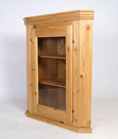 Hanging cabinet in pine wood with glass door from the 1890s
Refurbished
Great condition
