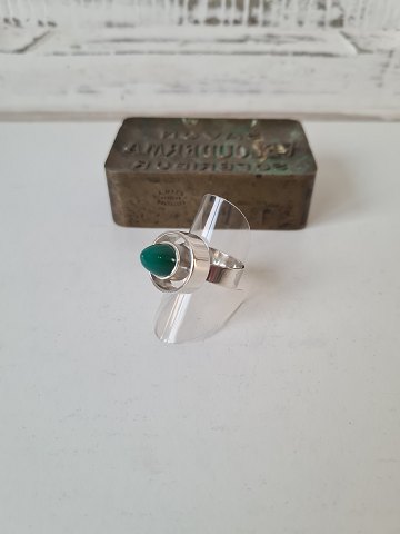 N.E.From vintage ring i sølv med grøn sten