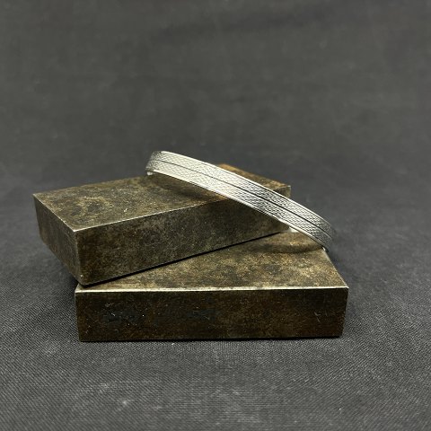 Modern bangle in silver