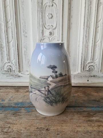 Royal Copenhagen vase dekoreret med landskabs motiv no. 2776/1224