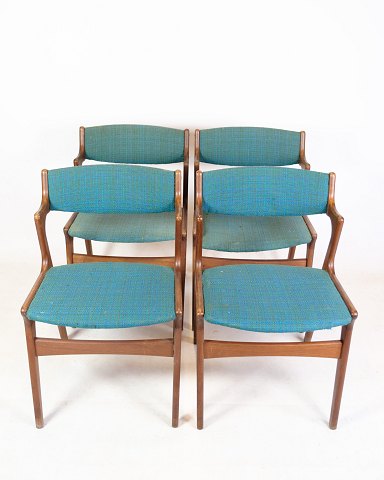 Sæt af fire spisestuestole i teak og lyseblåt stof af dansk design og af Nova 
Møbelfabrik, 1960erne
Flot stand
