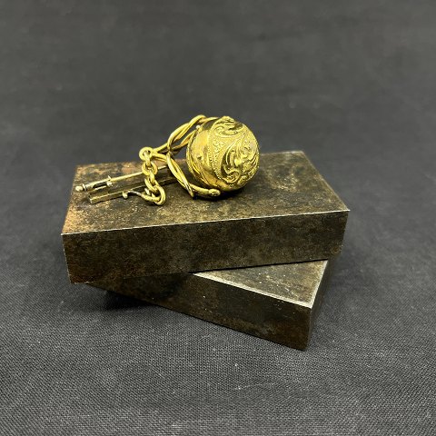 Fin forgyldt broche med amulet fra 1860