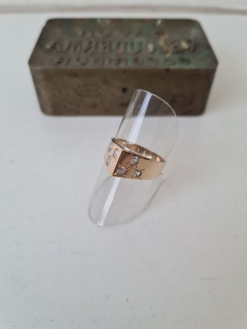 Vintage ring in 14 kt gold adorned with 6 clear gemstones