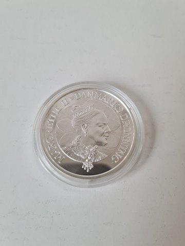 Jubilæumsmønt i sølv. 200 kr. mønt i anledningen af Dronning Margrethe II 60 års 
fødselsdag 16. april 2000