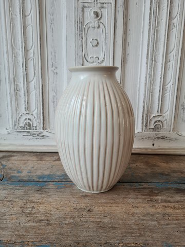 Michael Andersen stor riflet vase med cremefarvet glasur
