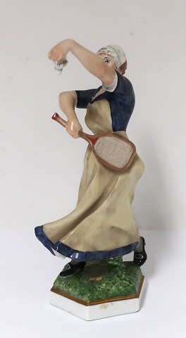 Bing & Grondahl. Lady with badminton racket. Figure 8032. Design :Tegner. Height 
15.5 cm. (1 quality)