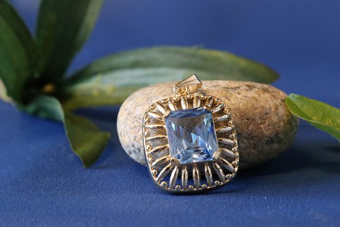 Pendant in 14 carat gold, with inlaid blue stone, designed by Hermann Siersbøl